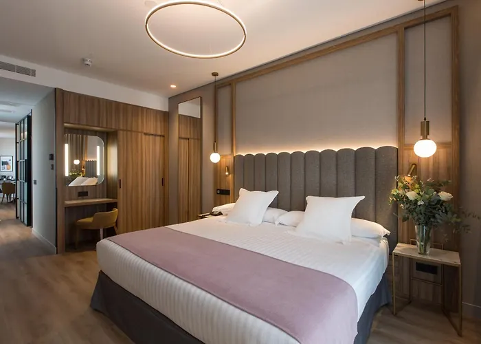 Hotel Giralda Center